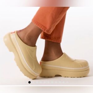 Sorel Caribou Clogs - 9